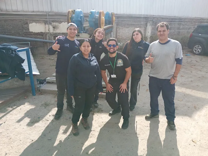 Trabajadores de una planta industrial después de una sesión con LEMETREK