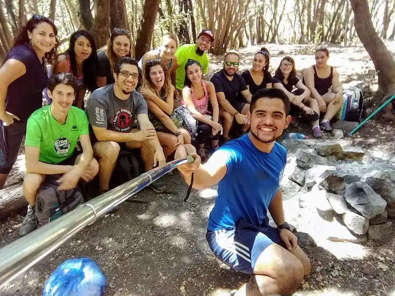 Gabriel Leiva sonriendo junto a un grupo durante una salida de trekking